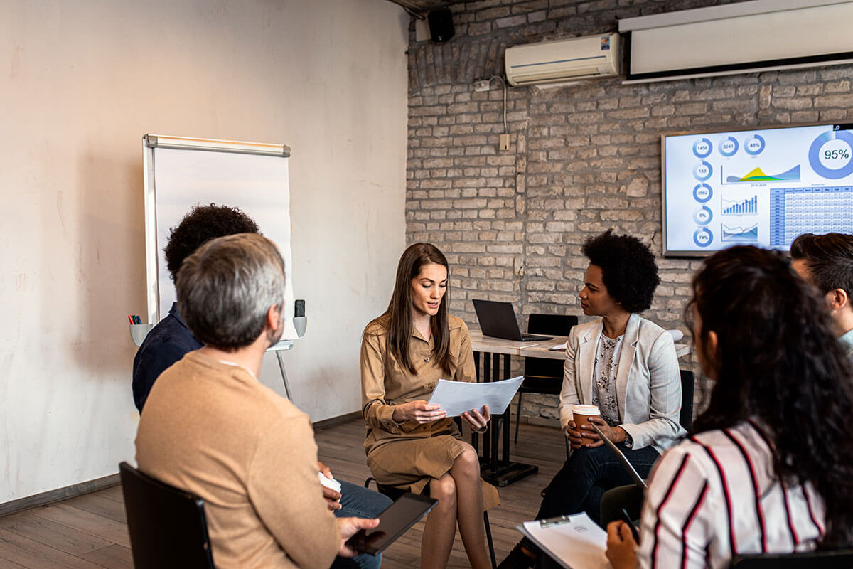 Participantes do programa Inteligência Emocional Aplicada – Formassim Mentoria Individual Consultoria Formações Senhora da Hora em dinâmica de grupo com apresentação de dados.
