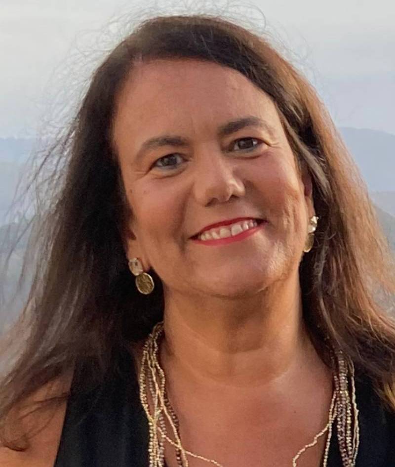 Retrato de Susana Cabral, formadora comportamental, coach certificada e facilitadora LEGO® SERIOUS PLAY®, com experiência em psicologia, storytelling e desenvolvimento de competências humanas.